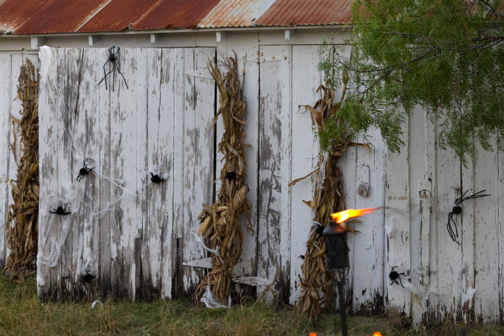 barn-door-outdoor-halloween-decor-irisnacole-com