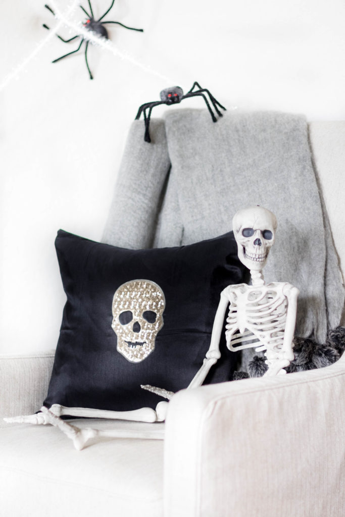 glam-diy-halloween-throw-pillow-irisnacole-com-style