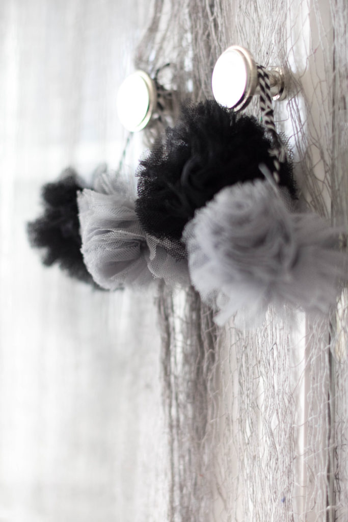 halloween-decor-home-tour-irisnacole-com-pom-pom