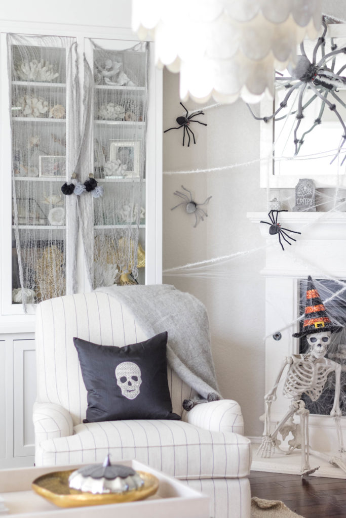 halloween-decor-home-tour-irisnacole-com-DIY-Pillow