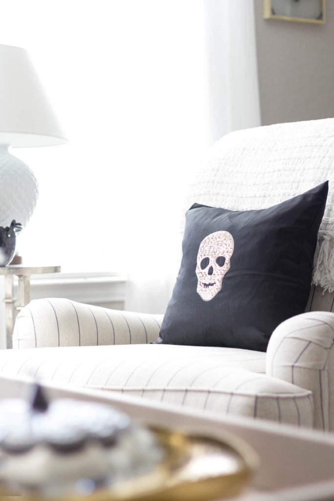 halloween-decor-home-tour-irisnacole-com