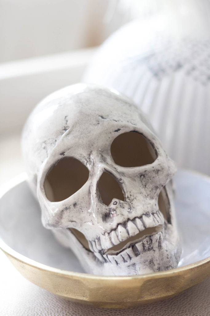 halloween-decor-home-tour-irisnacole-com-skull