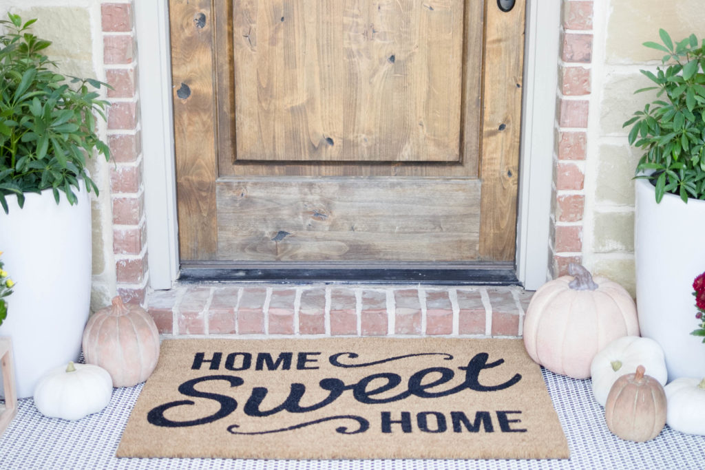 Simple fall porch decorating ideas by IrisNacole.com