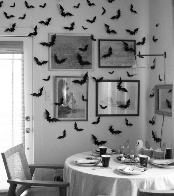 Kids Halloween Party-Tablescape, Paper bats on wall.